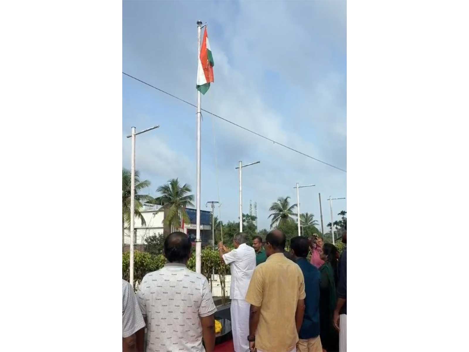 Keralam LoP Pinarayi Vijayan hoists Tricolour  (Photo/Keralam LoP Office)