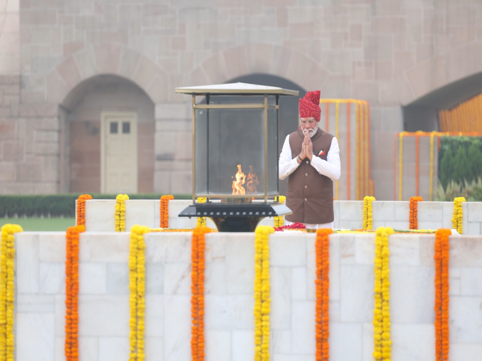 PM Modi pays tribute to Mahatma Gandhi (Photo: X@narendramodi)