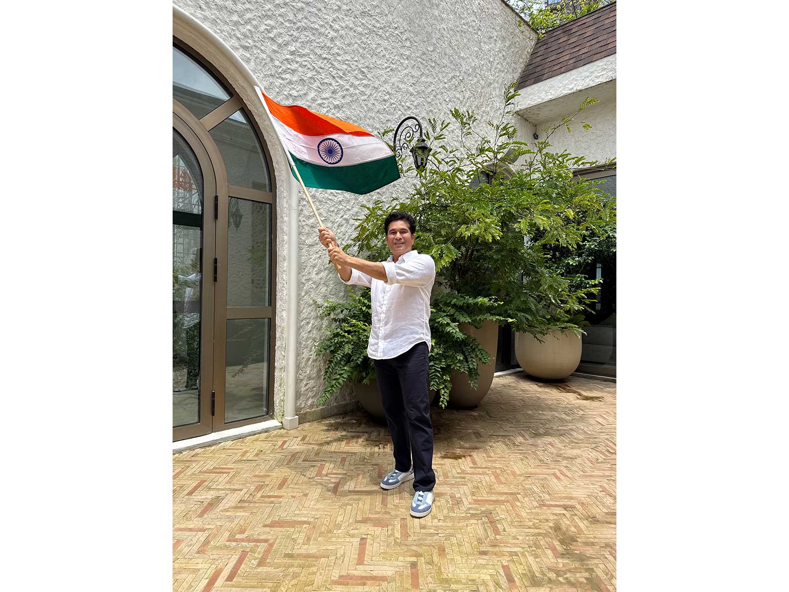 Sachin Tendulkar poses with the Tricolour on the occasion of the 80th Independence Day. (Photo: X/@sachin_rt)