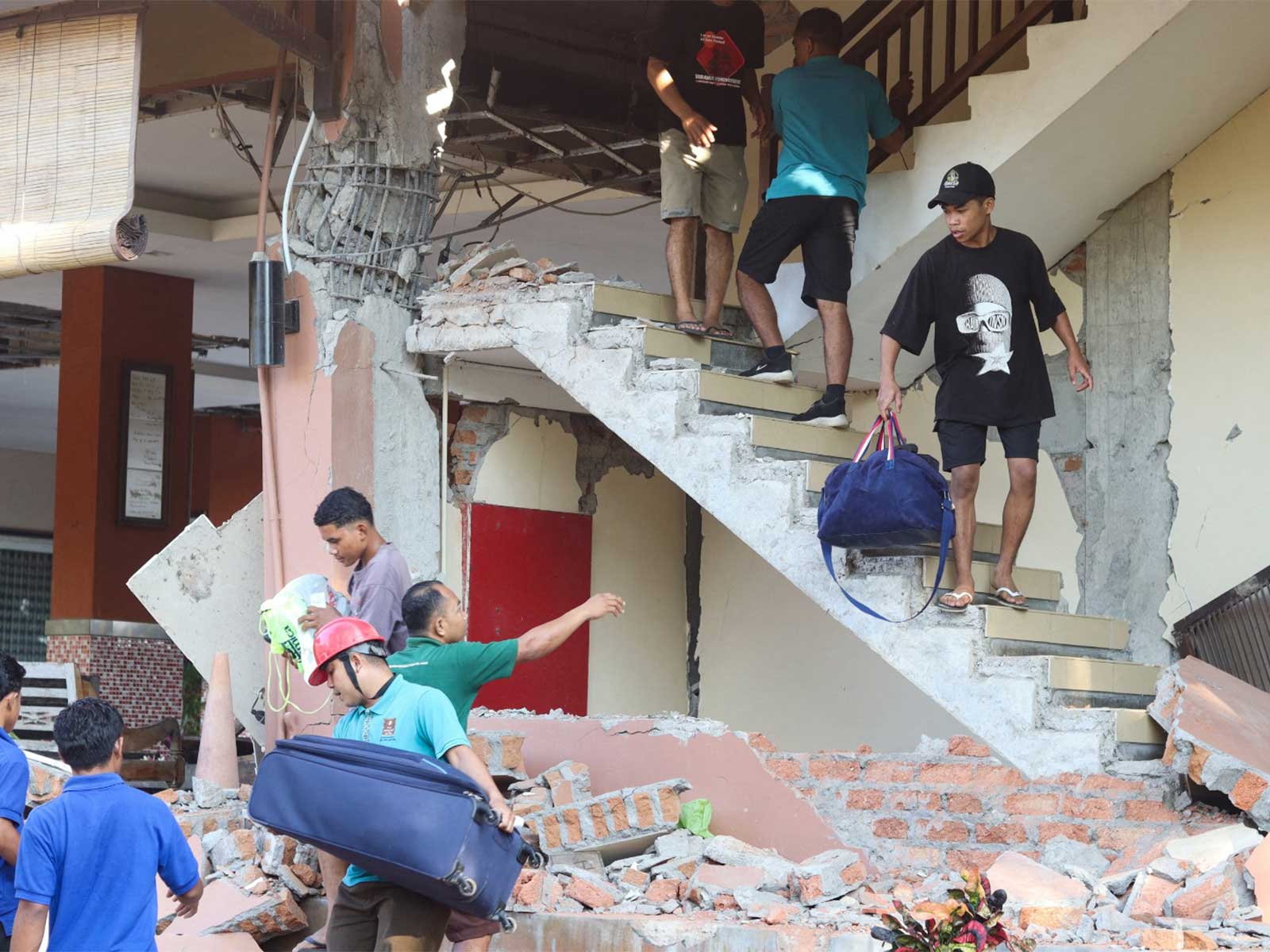 People evacuate from a building collapse at Jakarta hotel following an earthquake of magnitude 7.7 in Indonesia (Photo/Reuters)