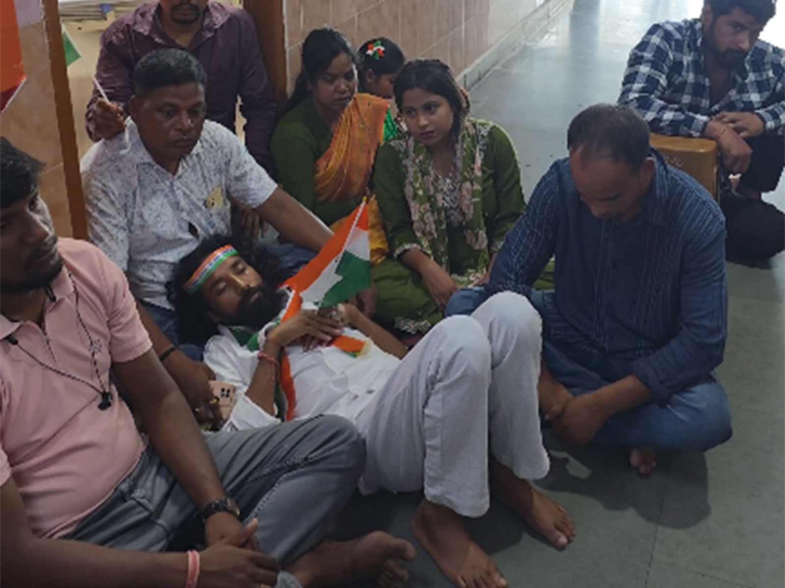 Devendra Mahto lying down at hospital floor after police stopped him from joining Tiranga Yatra (Photo:X@DevendraNathMa9)