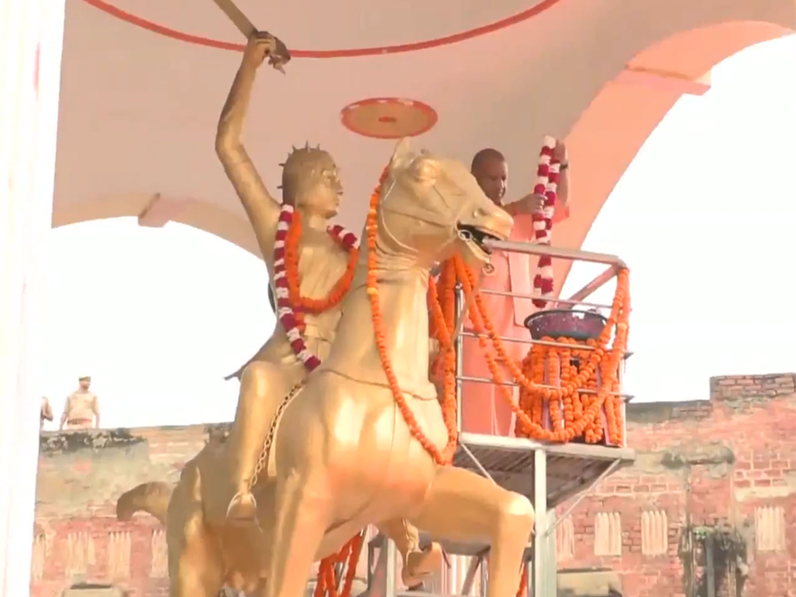 CM Yogi pays tribute to Rani Avantibai Lodhi (Photo/ANI)