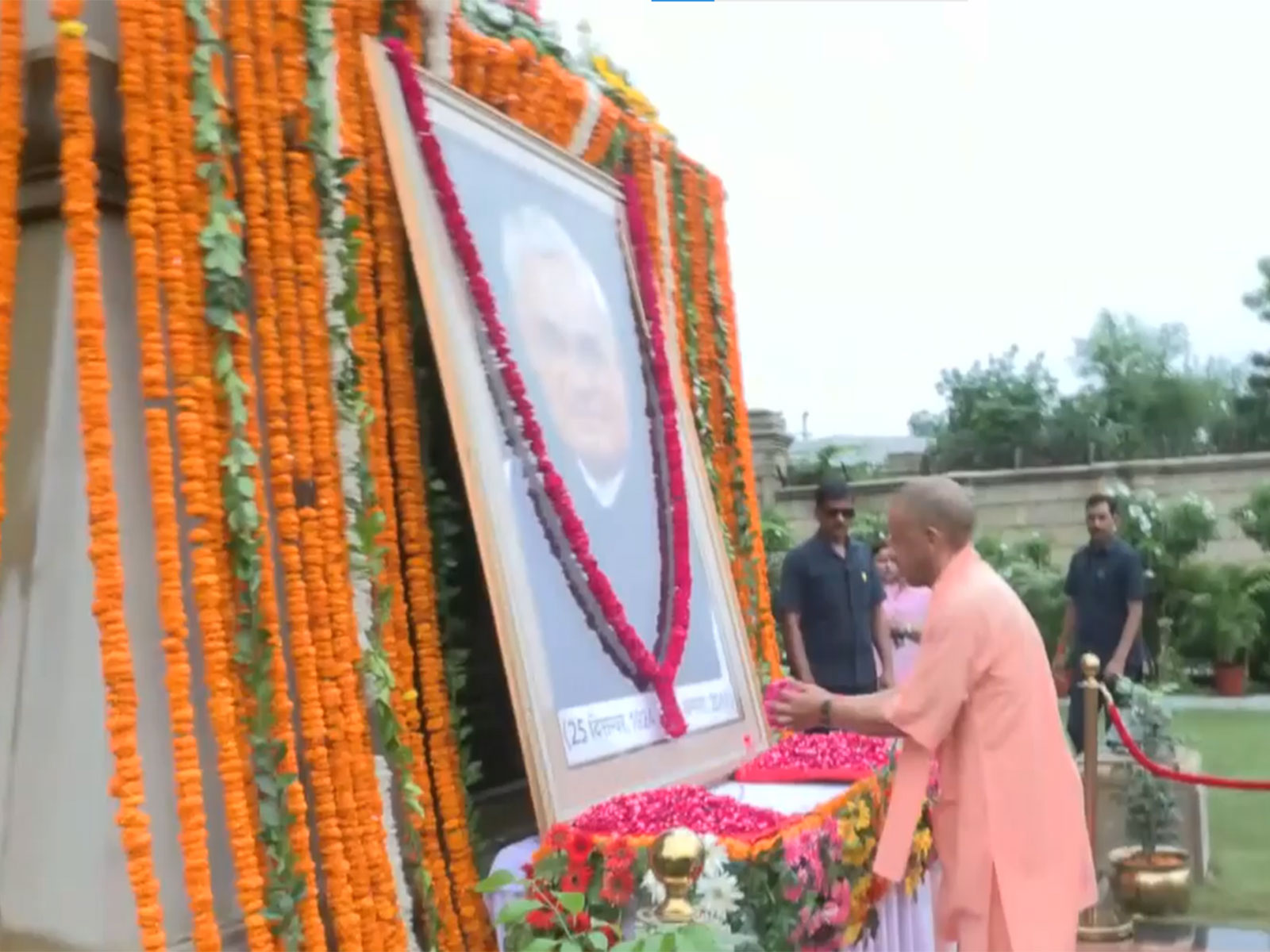 CM Yogi pays tribute to Atal Bihari Vajpayee (Photo/ANI)