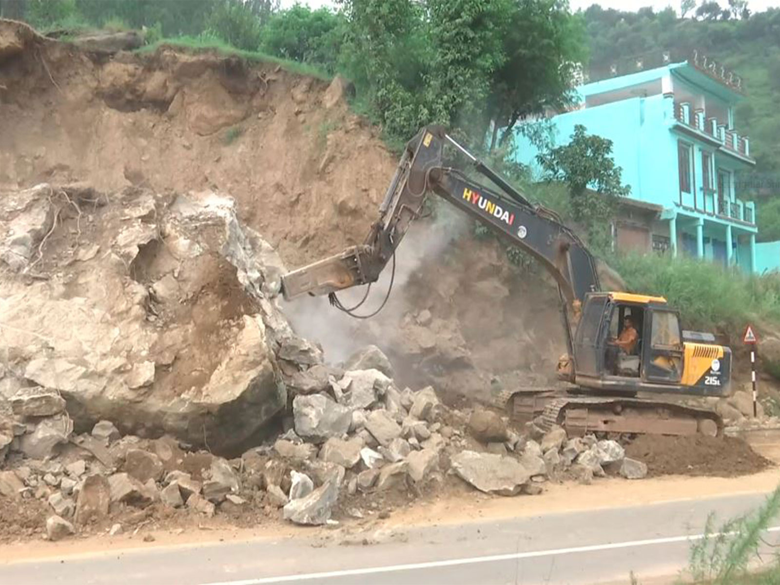 BRO clears landslides on Rajouri-Poonch highway (Photo\ANI)