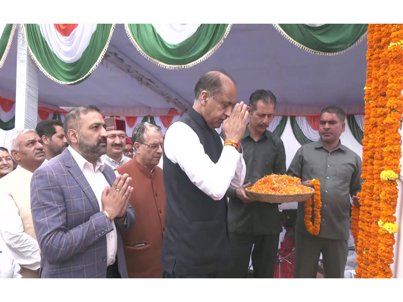 BJP leader Jai RamThakur paying tributes on former PM Atal Bihari Vajpayee's death anniversary (Photo/ANI)