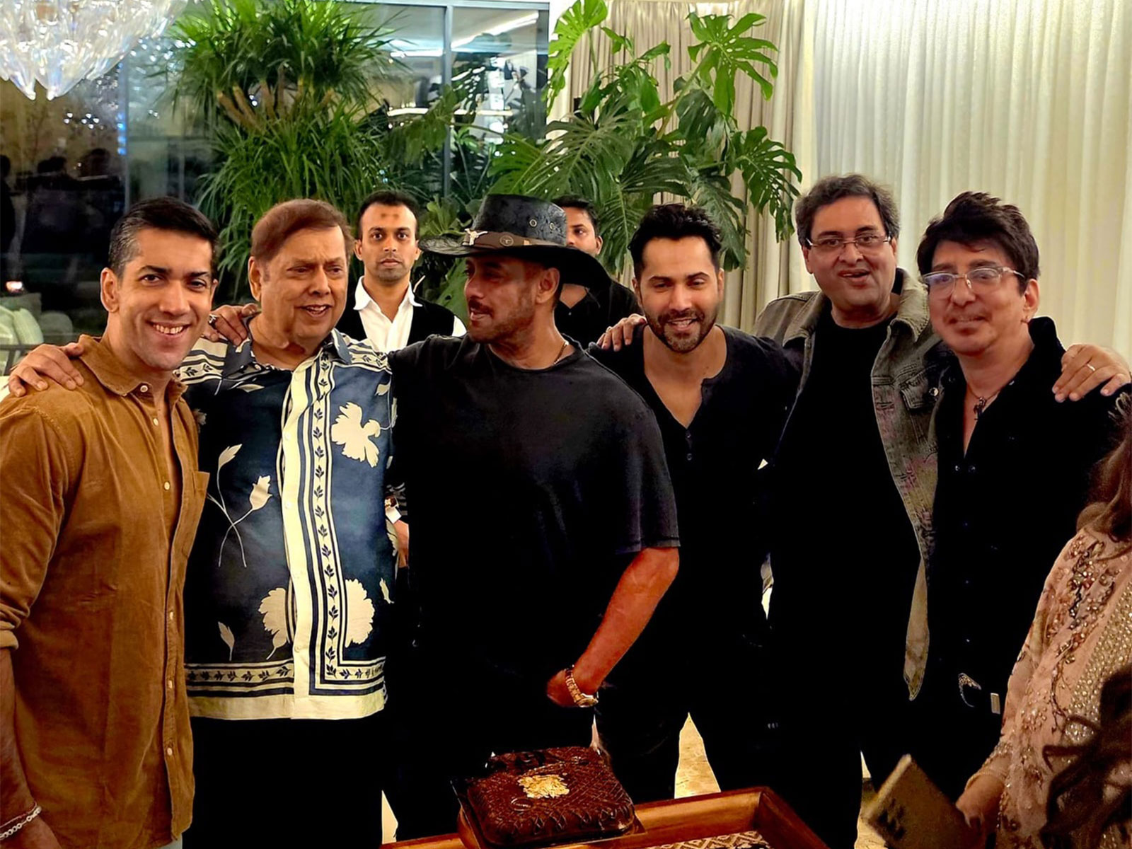 David Dhawan with Salman Khan, Varun Dhawan, Sajid Nadiadwala and others (Photo/Instagram@jafryrumy)