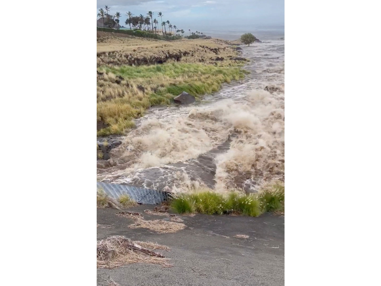 Flooding caused due to heavy rain brought in by Hurricane Lala in Hawaii county (Photo/Reuters)