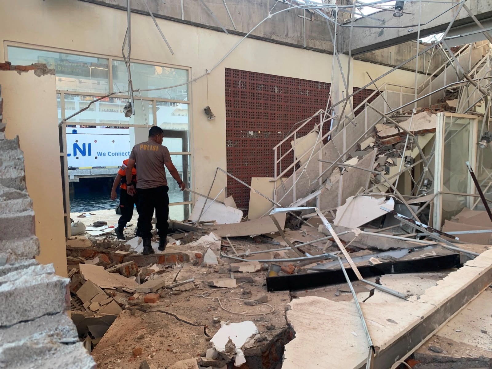 Visual of damage caused due to earthquake in Indonesia (Photo/Reuters)