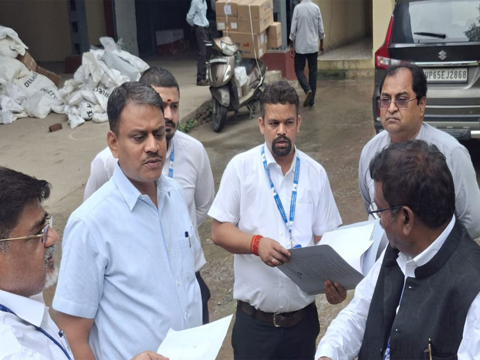 Varanasi Divisional Commissioner S. Rajalingam with officials (Photo/Varanasi Administration)