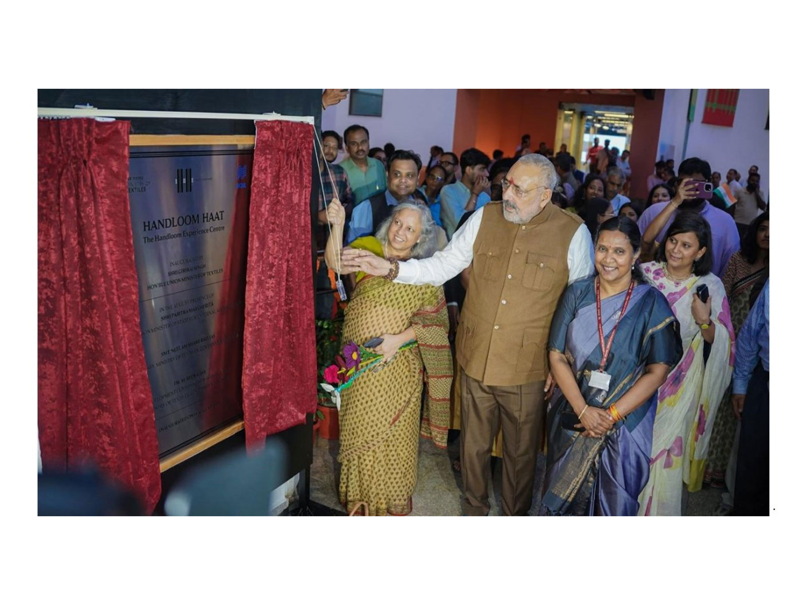 Inauguration of Handloom Haat by Union Minister of Textile, Shri Giriraj Singh & other dignitaries from the Textile Ministry