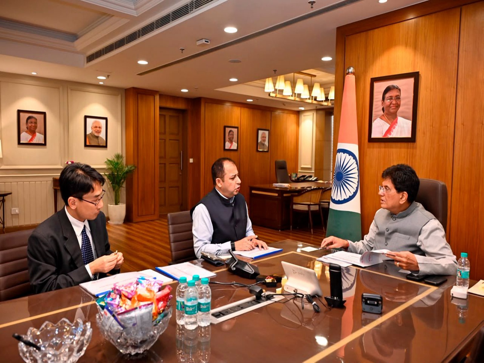 Union Minister Piyush Goyal meets Nippon Life India AMC CEO Sundeep Sikka (Photo/@PiyushGoyal)