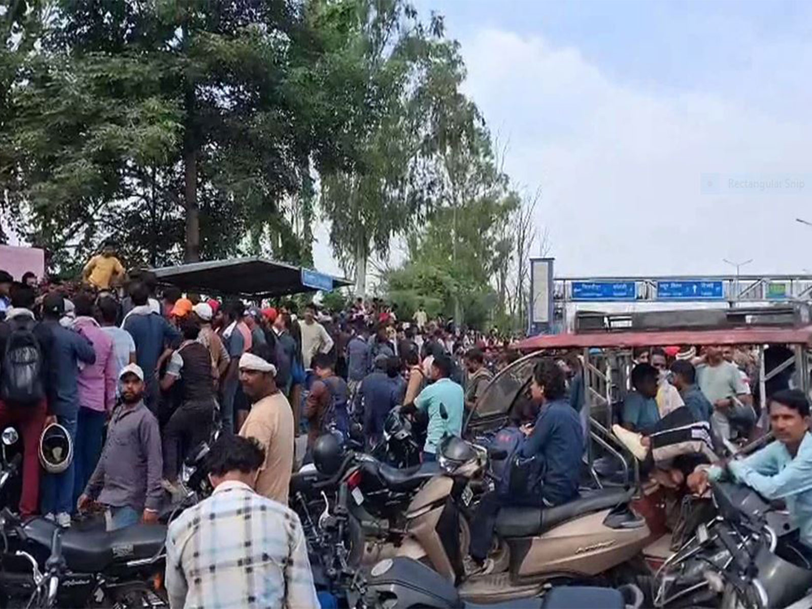 Sanitation workers protest at Khichripur Bus Stand (Photo/ANI)