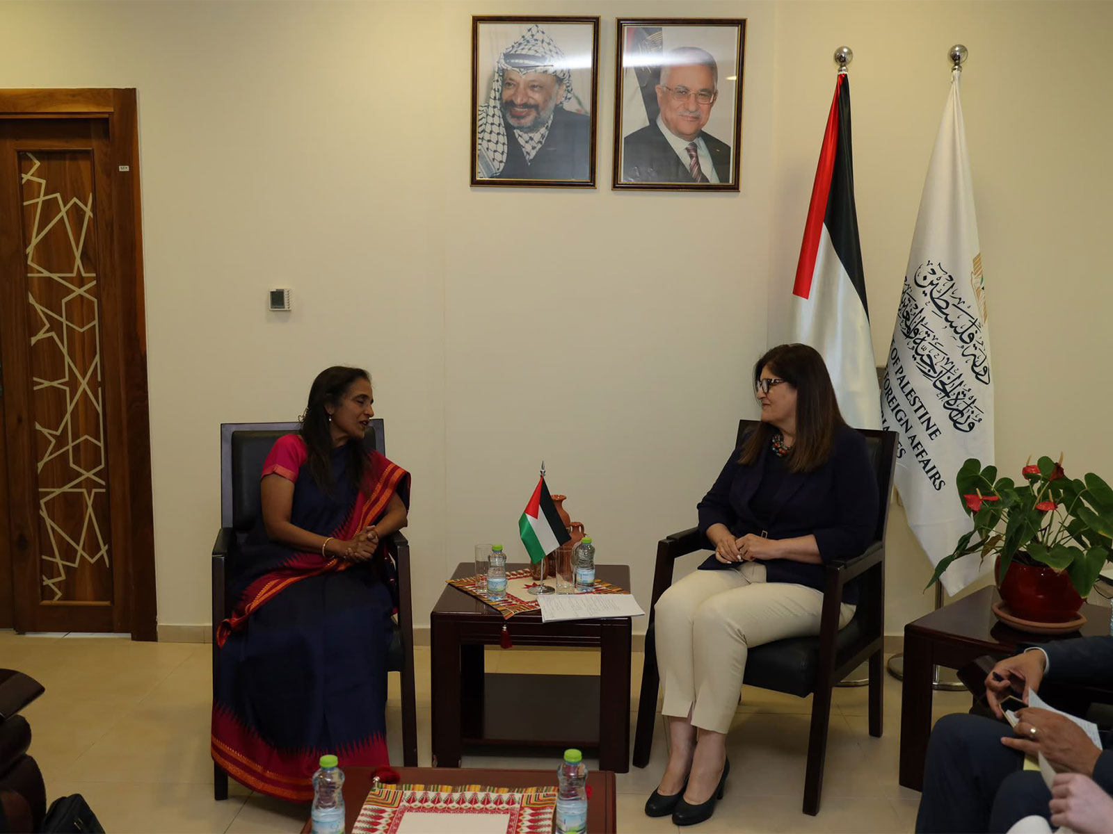 Sripriya Ranganathan, Secretary (Consular, Passport and Visa, and Overseas Indian Affairs) at the MEA with Palestine's Minister of Foreign Affairs and Expatriates Varsen Aghabekian Shahin (Photo: x/@ROIRamallah)