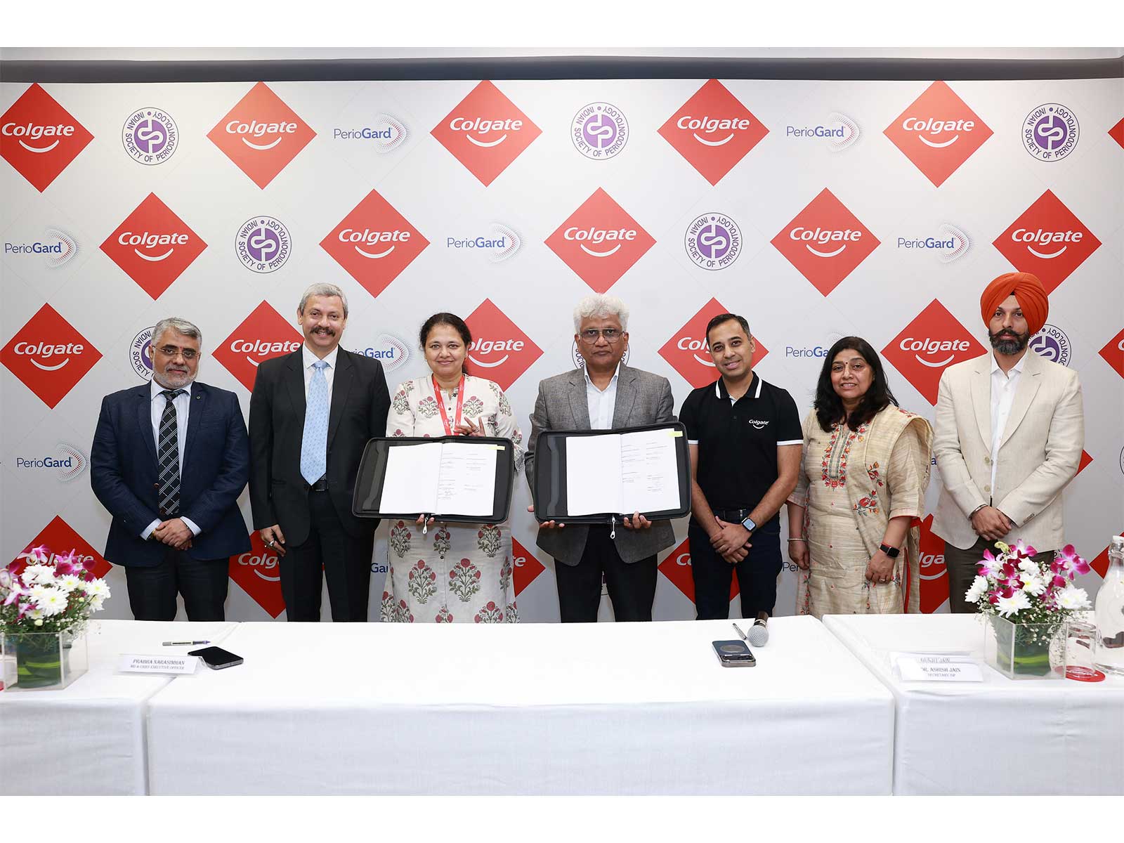 Colgate-Palmolive India MD & CEO Prabha Narasimhan (third from left) and EVP Marketing Gunjit Jain (third from right) with Ashish Jain, Secretary, ISP, and members of the ISP team together.