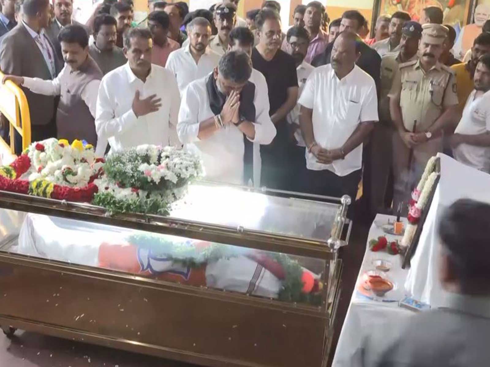 DK Shivakumar pays tribute to late BJP leader B.C. Nagesh (Photo/ANI)