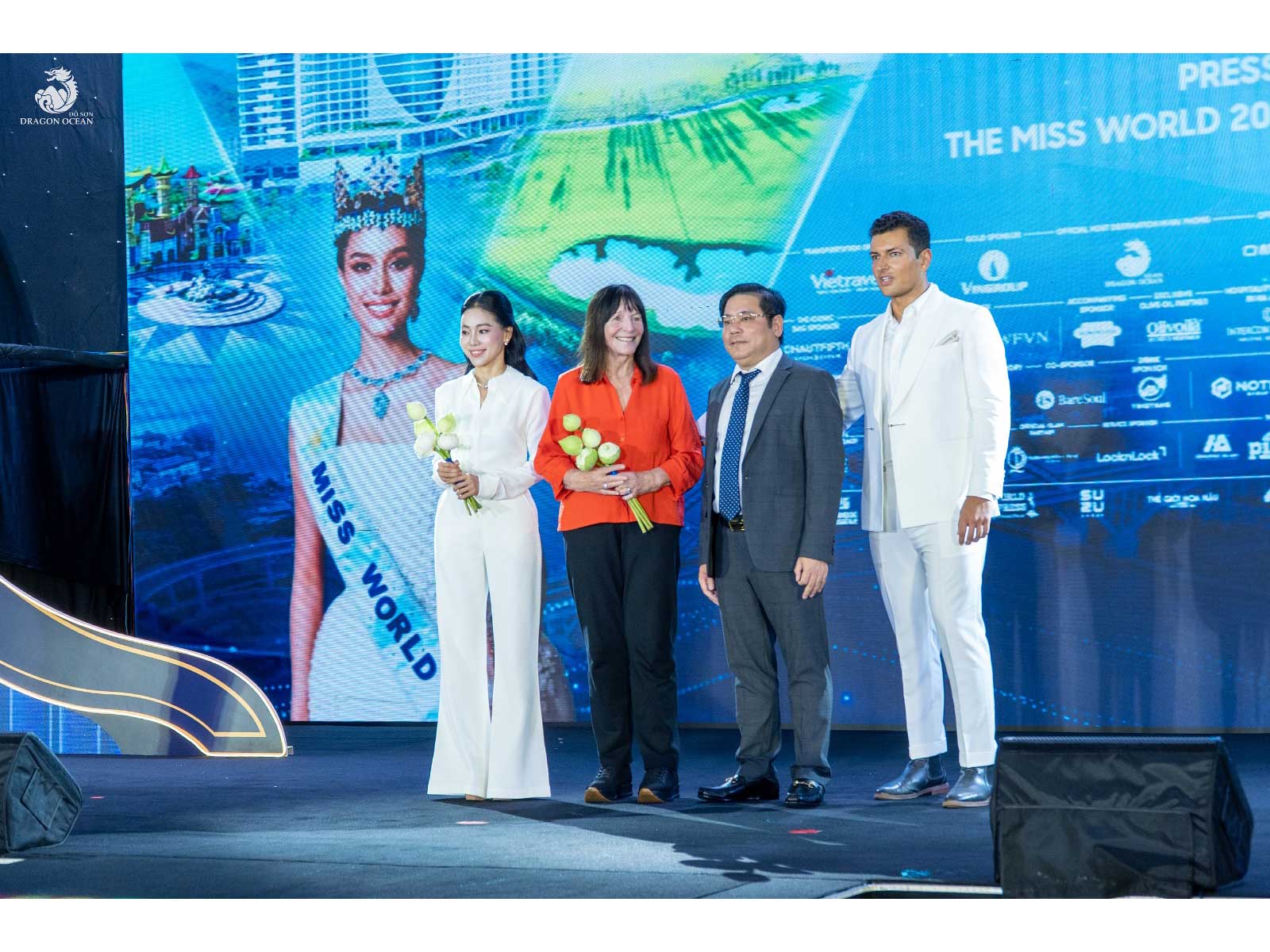 Mr. Pham Minh Hieu, General Director of Van Huong Investment and Tourism Joint Stock Company, the developer of Dragon Ocean Do Son, receives a commemorative medal from the Miss World Organizing Committee.