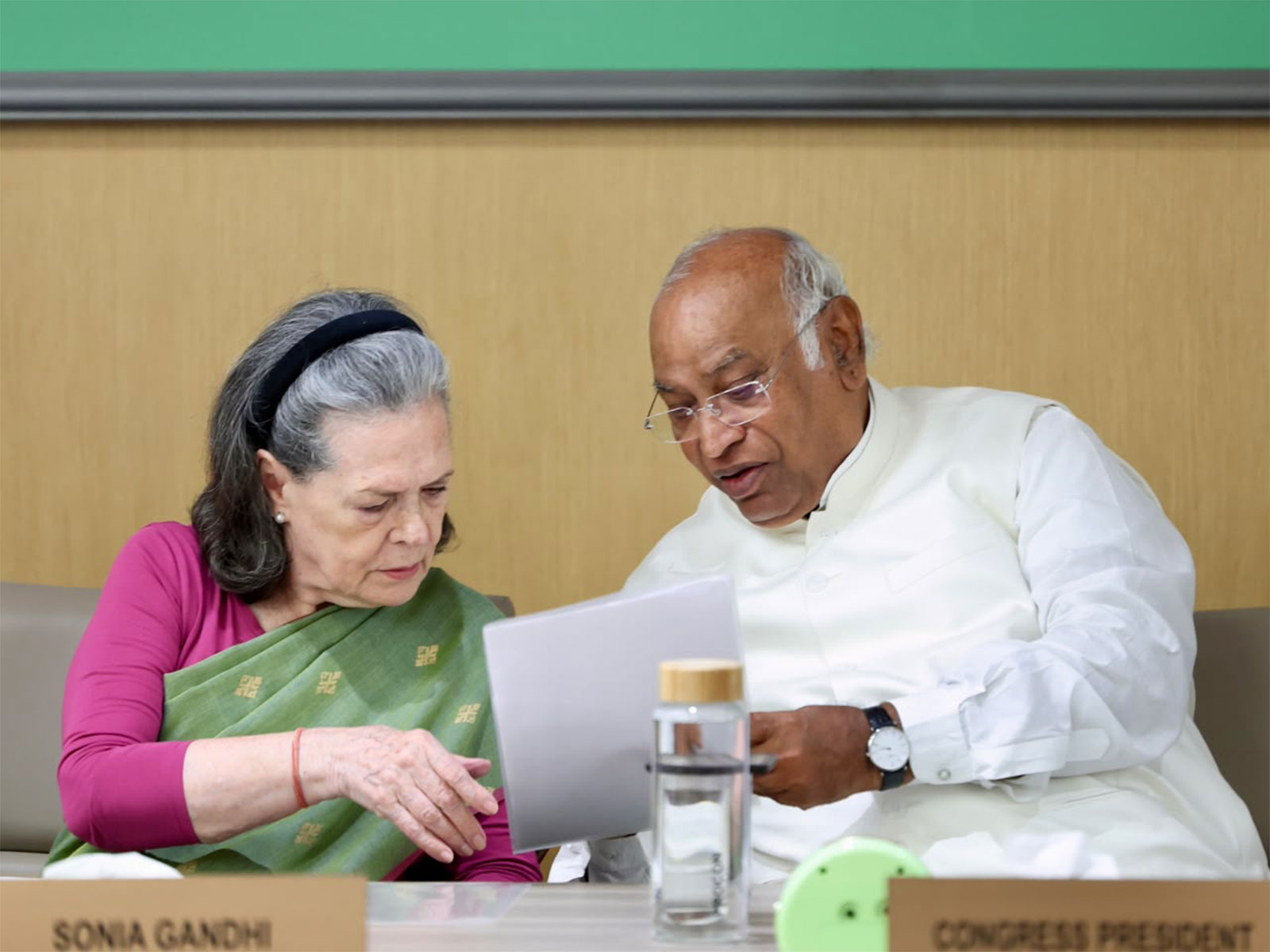  Congress president Mallikarjun Kharge with Congress Parliamentary Party Chairperson Sonia Gandhi (Photo/X/@kharge)