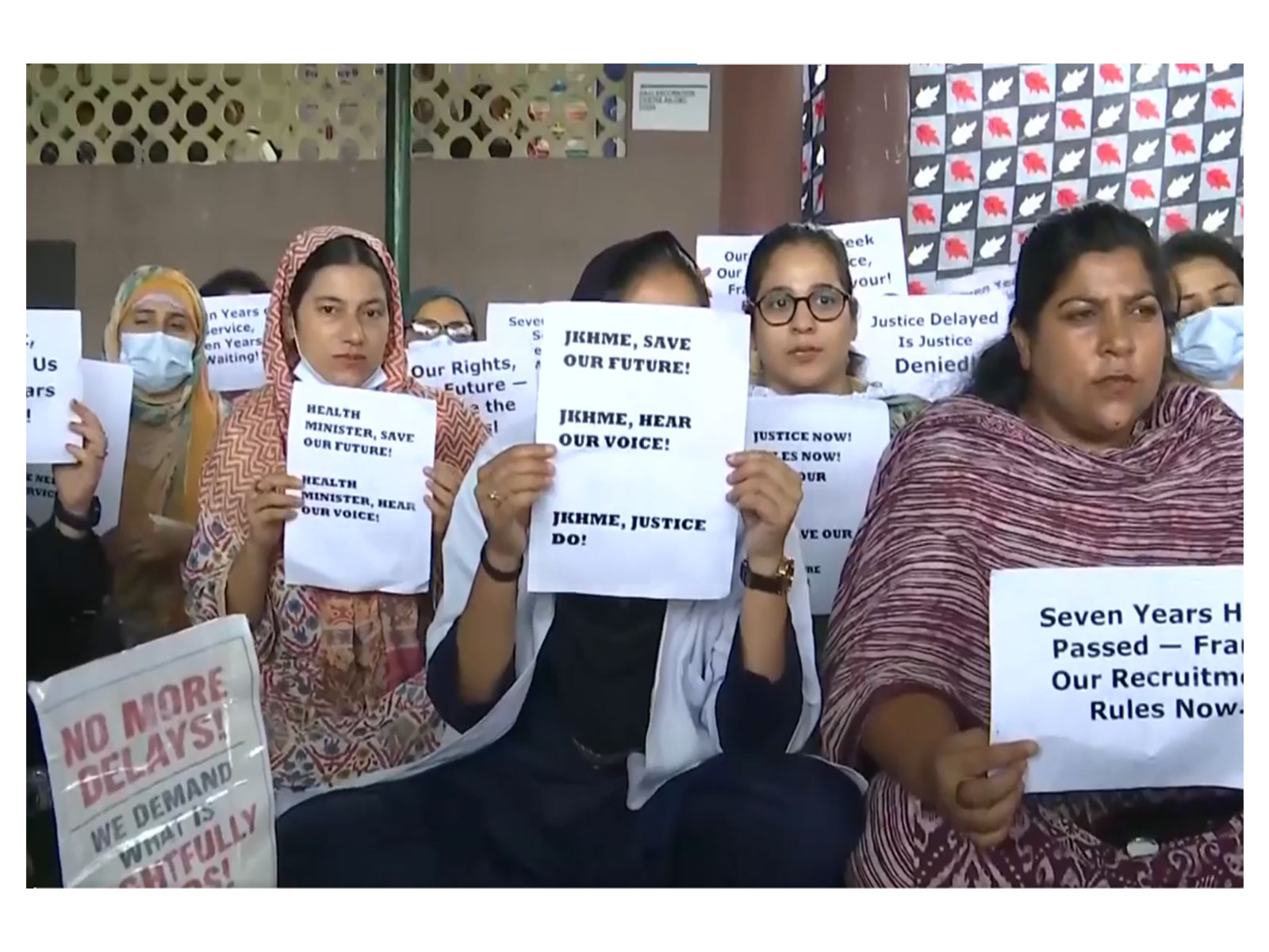Non-gazetted employees of five new Government Medical Colleges continue protest for 3rd day in J-K's Doda on Wednesday. (Photo/ANI)