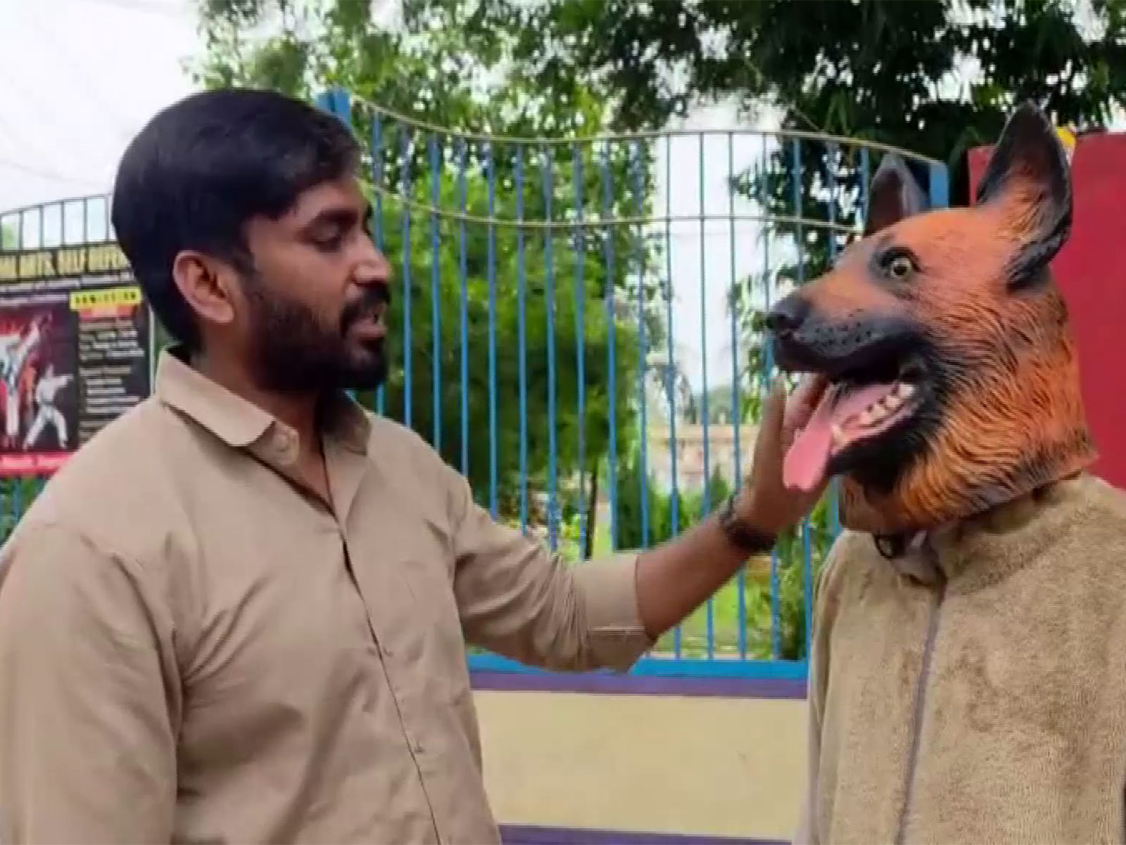 Khandwa Municipal Corporation LoPMullu Rathore with Protestor in Dog Mask (Photo/ANI)