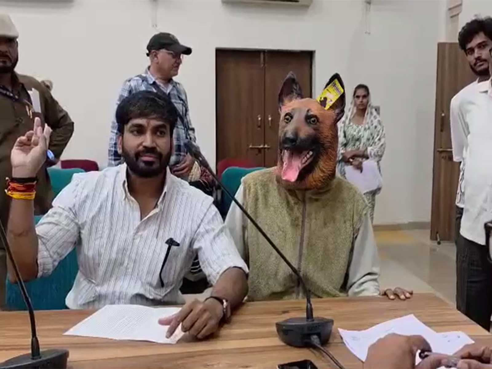 Khandwa Municipal Corporation Leader of Opposition Mullu Rathore with a person wearing a dog mask (Photo/ANI)