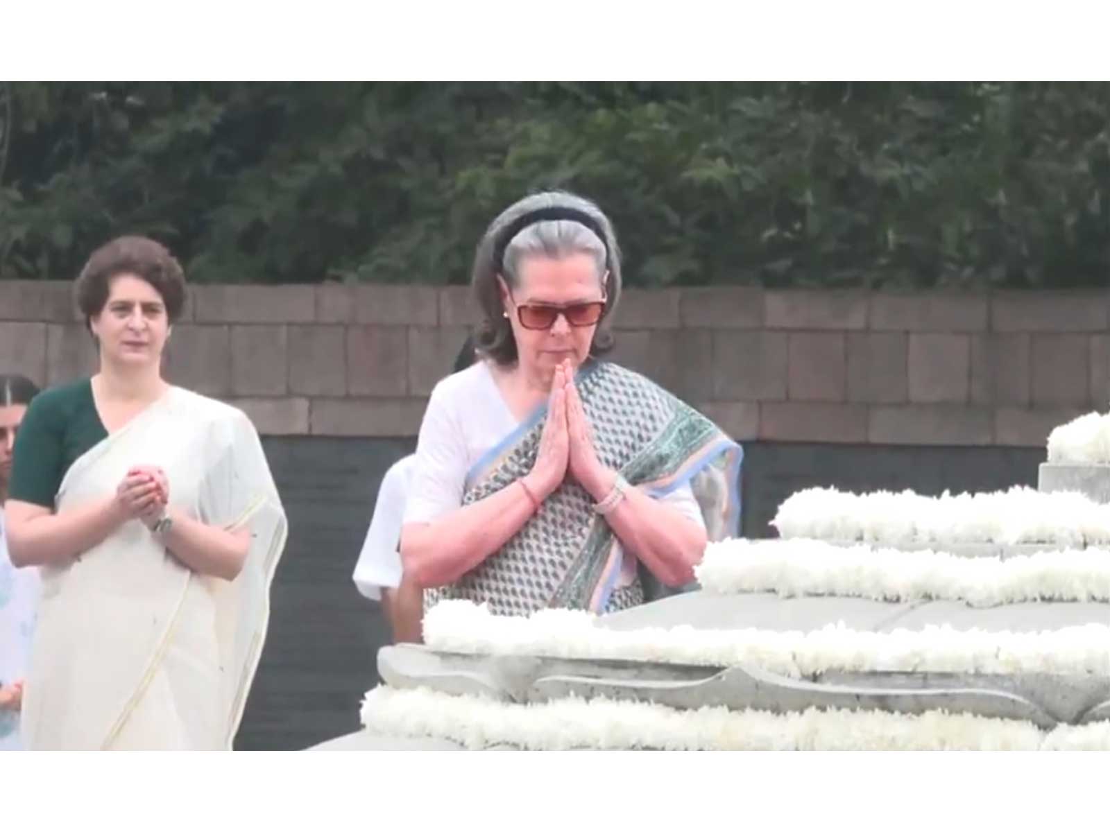 Congress leaders led by Sonia Gandhi pay floral tributes to late Rajiv Gandhi (Photo:ANI)