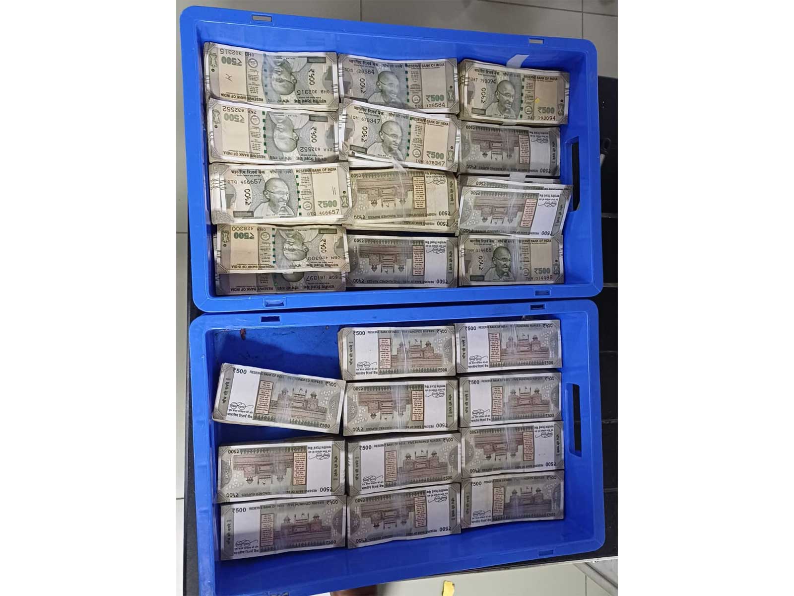 CISF personnel detects cash during security checks at Delhi airport (Photo/ @CISFHQrs)
