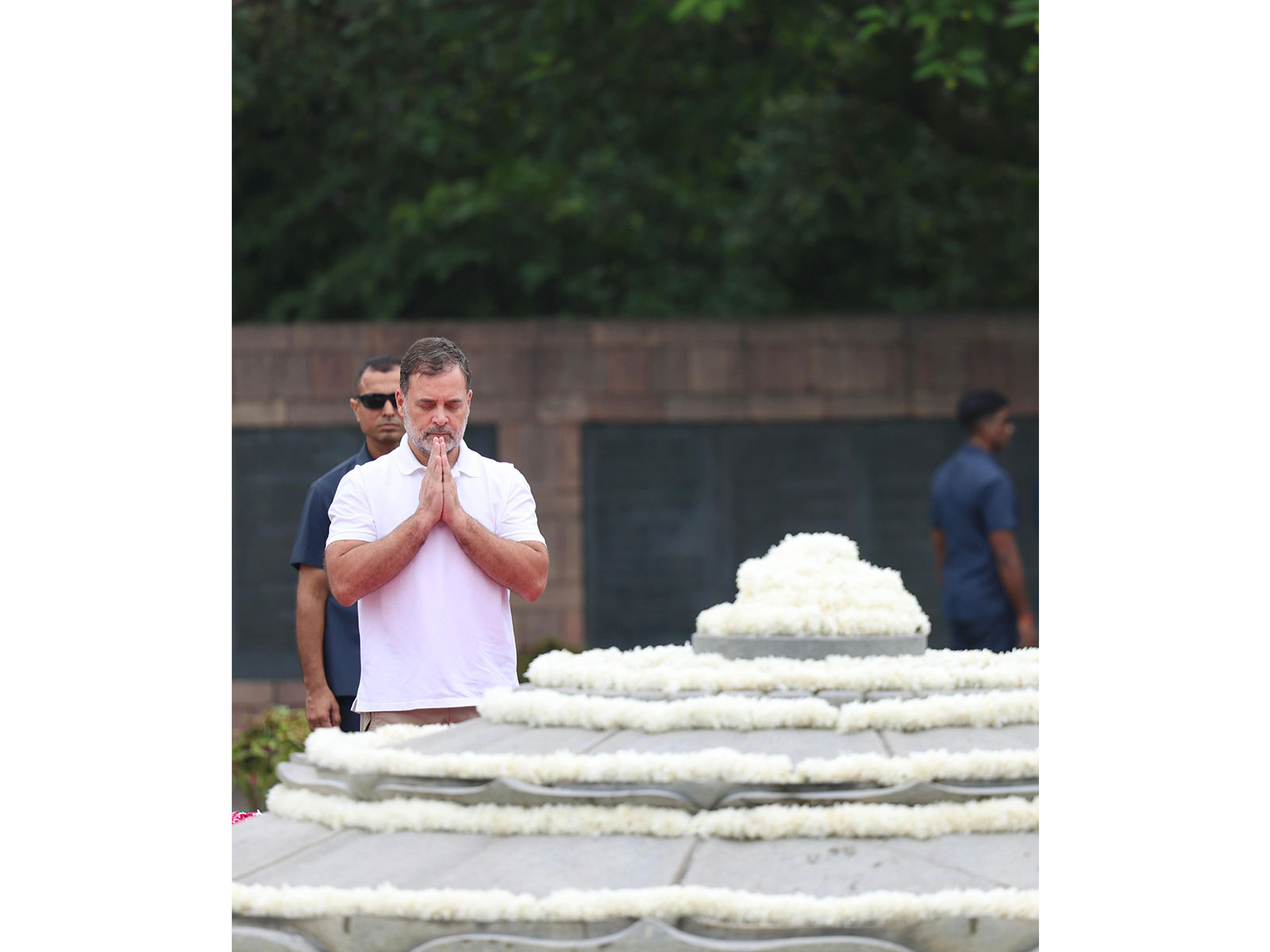 Rahul Gandhi paid tributes to Rajiv Gandhi at his memorial, Veer Bhumi (Photo/@RahulGandhi)