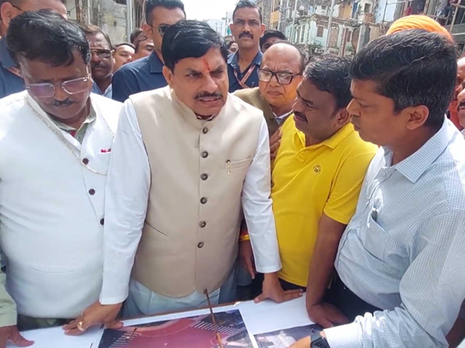 MP CM Mohan Yadav is discussing work plan from engineers while conducting inspection (Photo/ANI)