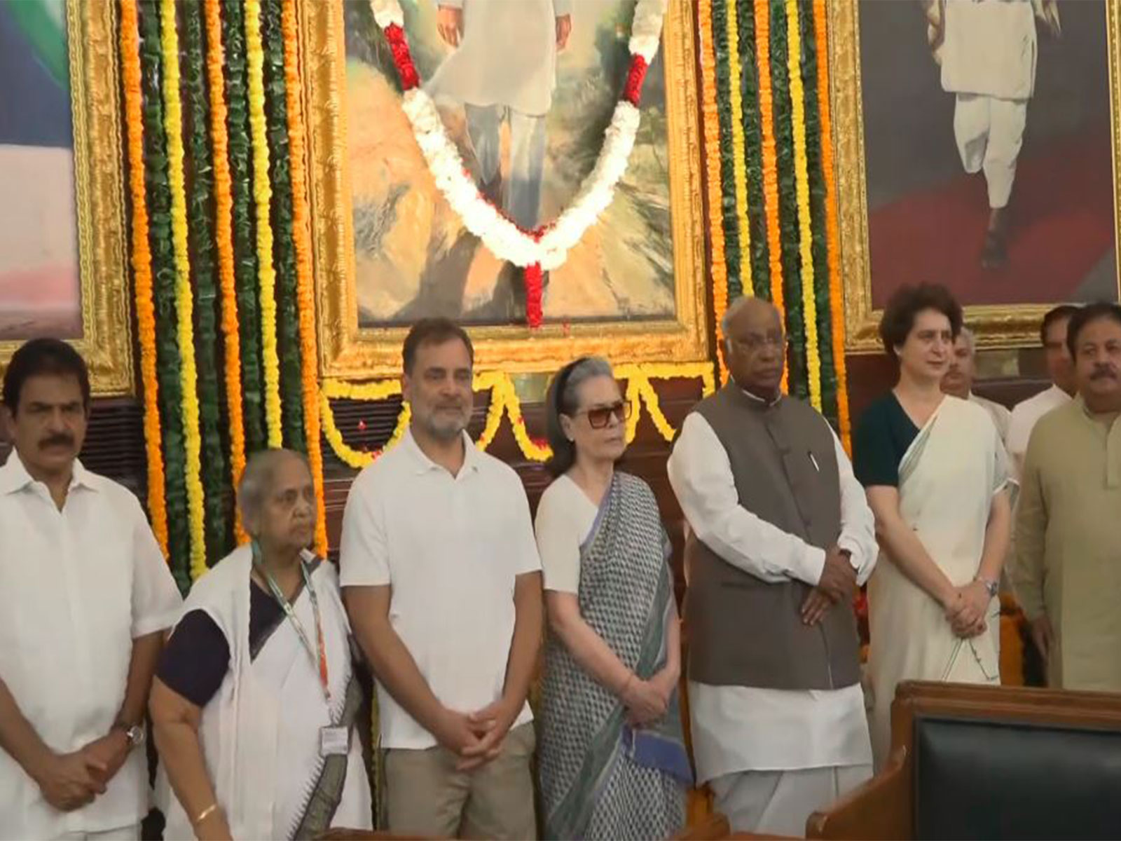 Congress leaders pay floral tribute to former Prime Minister Rajiv Gandhi on his 82nd birth anniversary (Photo/ANI)