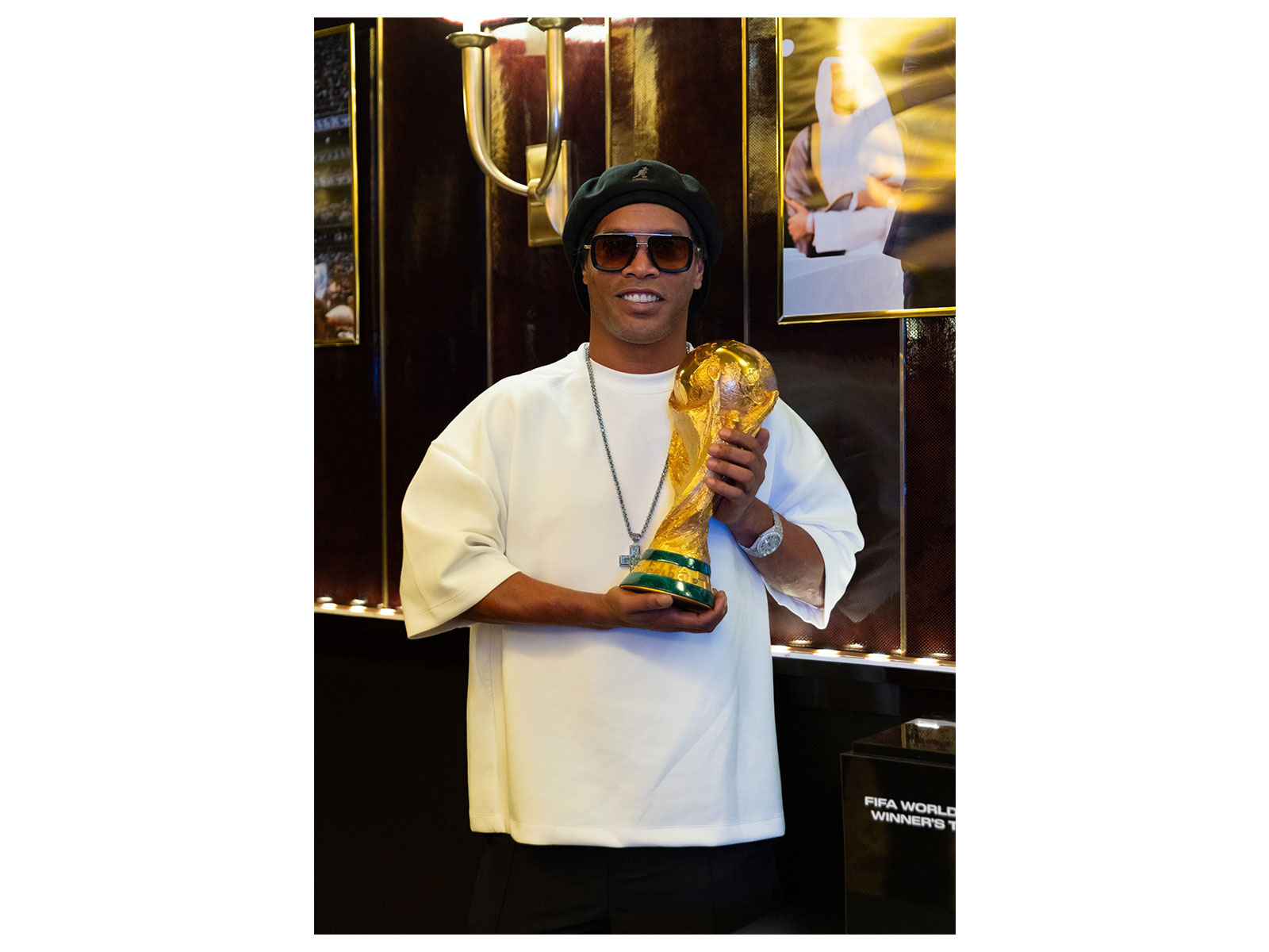 Ronaldinho poses with the FIFA World Cup trophy (Photo: X/@10Ronaldinho)