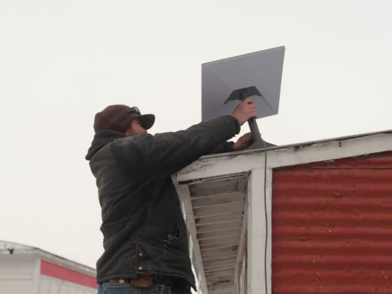 A person sets up the Starlink Kit in Wyoming US (Photo/@Starlink)