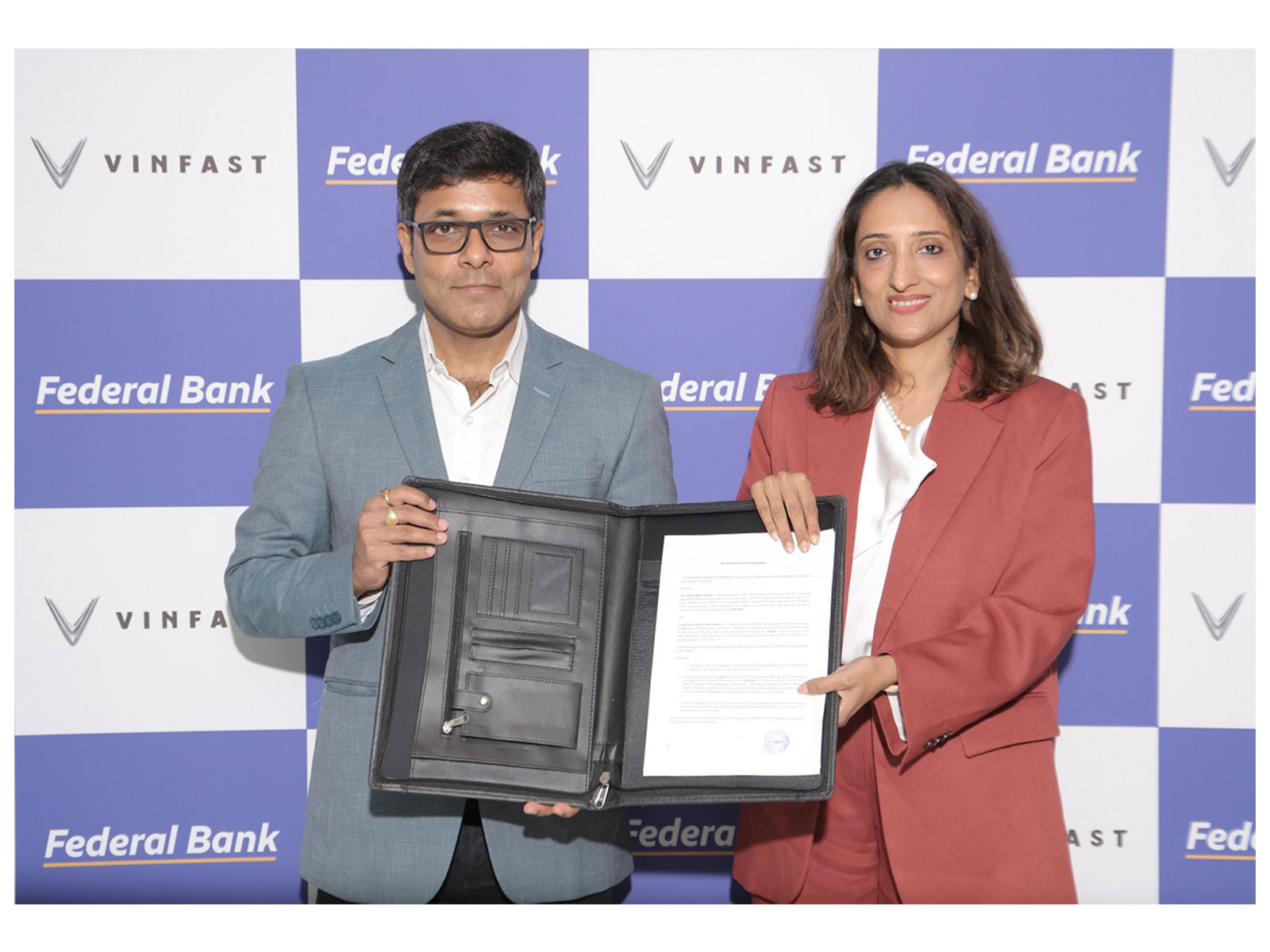 Mr. Tapan Ghosh (left), CEO, VinFast Asia, and Ms. Kumkum Jain, Additional SVP, Federal Bank Limited, at the signing ceremony