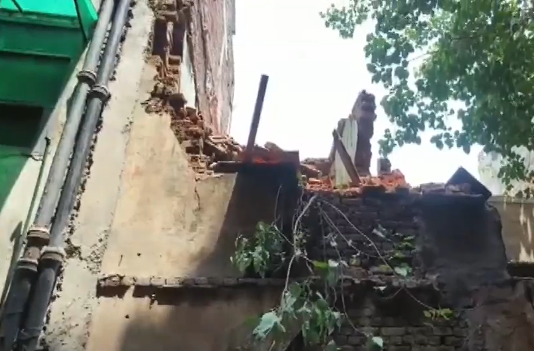 Wall of old building collapses in Karol Bagh (Photo/ANI)