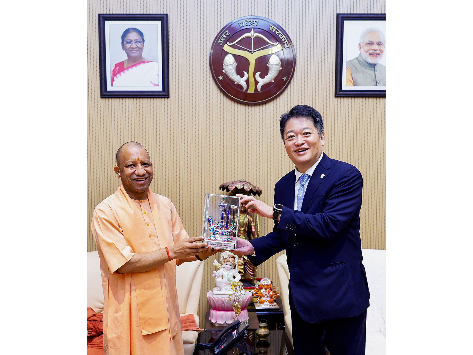 Japan's Yamanashi Governor Kotaro Nagasaki with UP CM Yogi Adityanath (Photo/ANI)