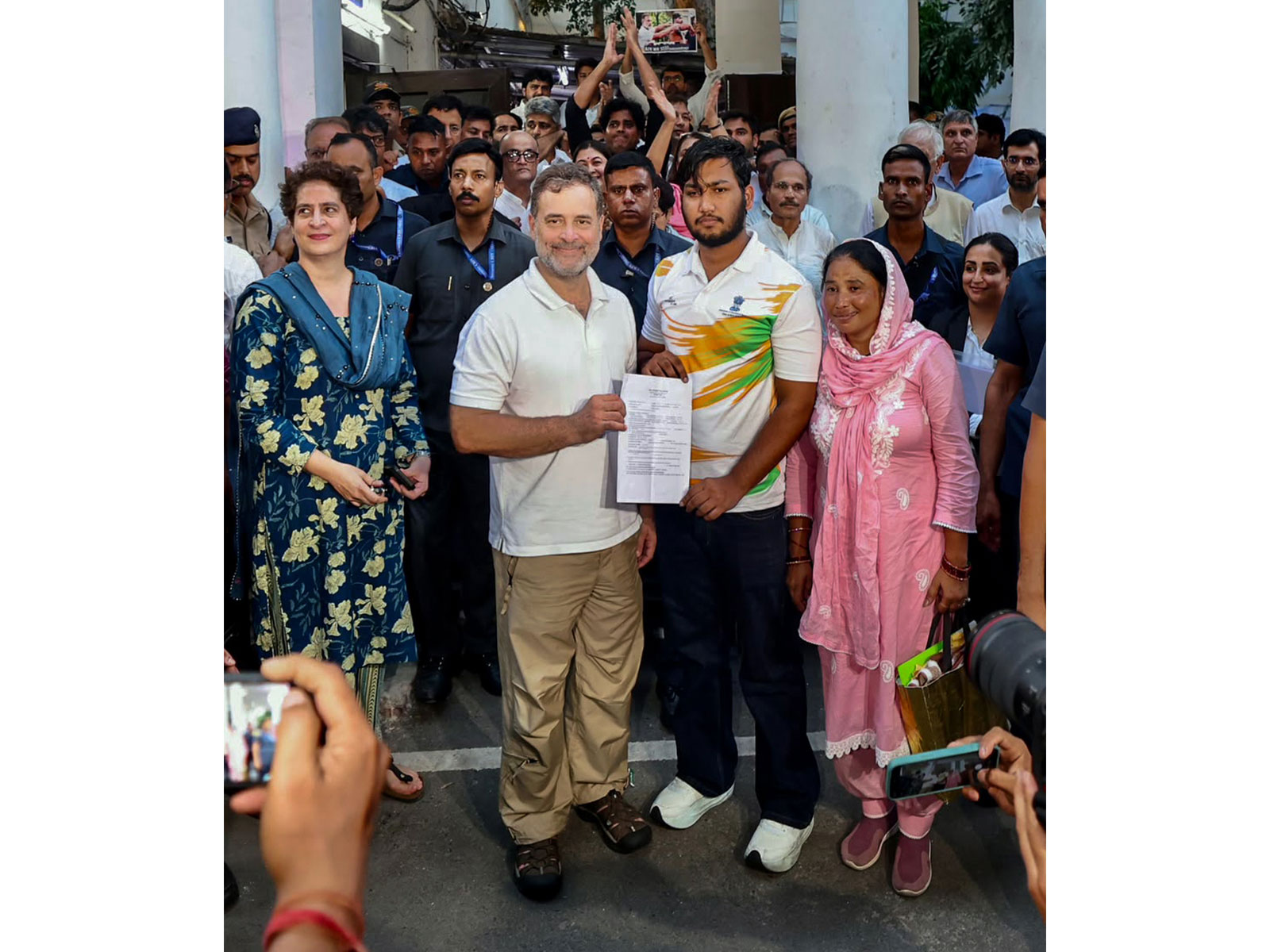 Rahul Gandhi with pellet gun shelling victim Sahil Lochav (Photo/ANI)