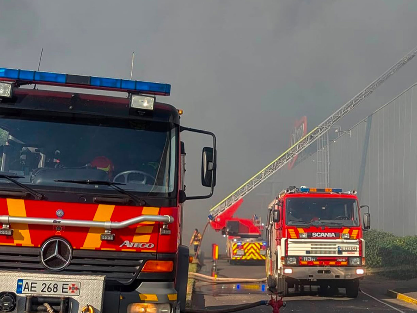 State Emergency Service of Ukraine firefighters responding to a double-tap Russian drone strike on a shopping center in Kryvyi Rih on August 21 (Photo: x/ @ZelenskyyUa)
