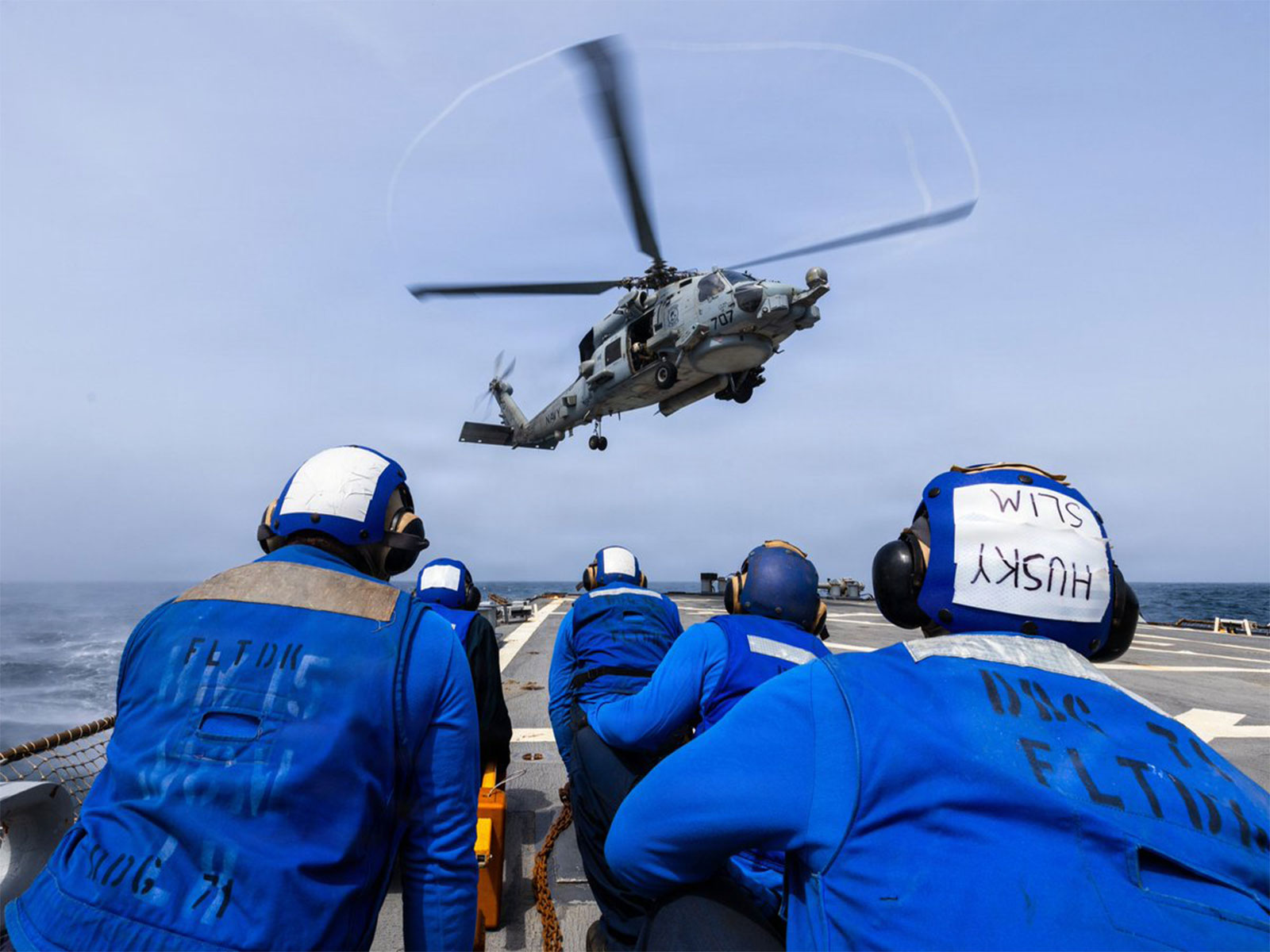 US sailors observe an MH-60R Sea Hawk helicopter landing on the flight deck of USS Ross (DDG 71) (Photo: x/@CENTCOM)