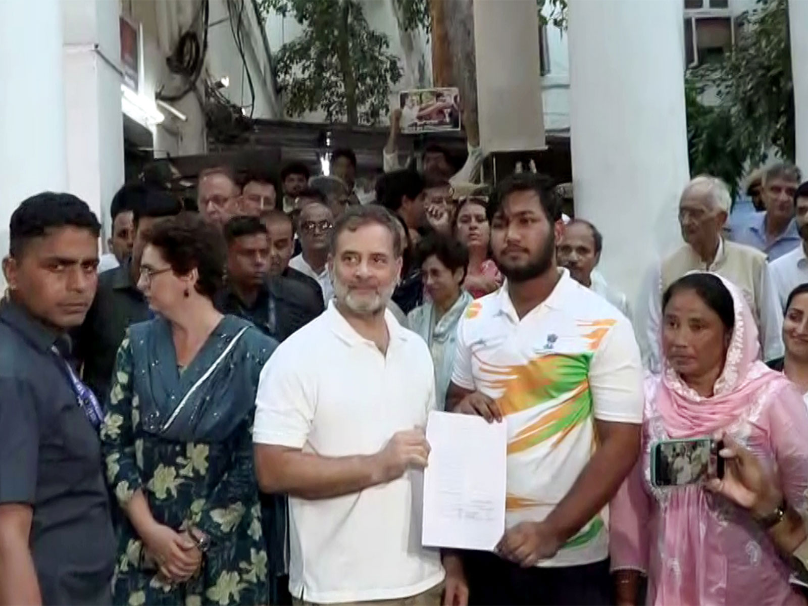 Rahul Gandhi with pellet gun shelling victim Sahil Lochab (Photo/ANI)