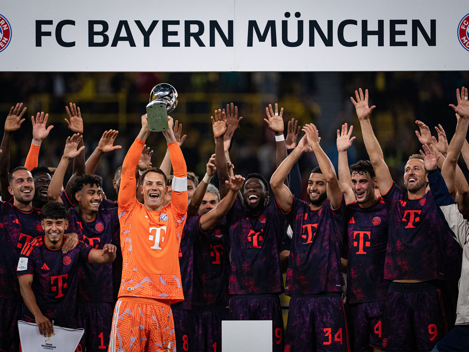 Bayern Munich with the trophy (Photo: @FCBayern X)