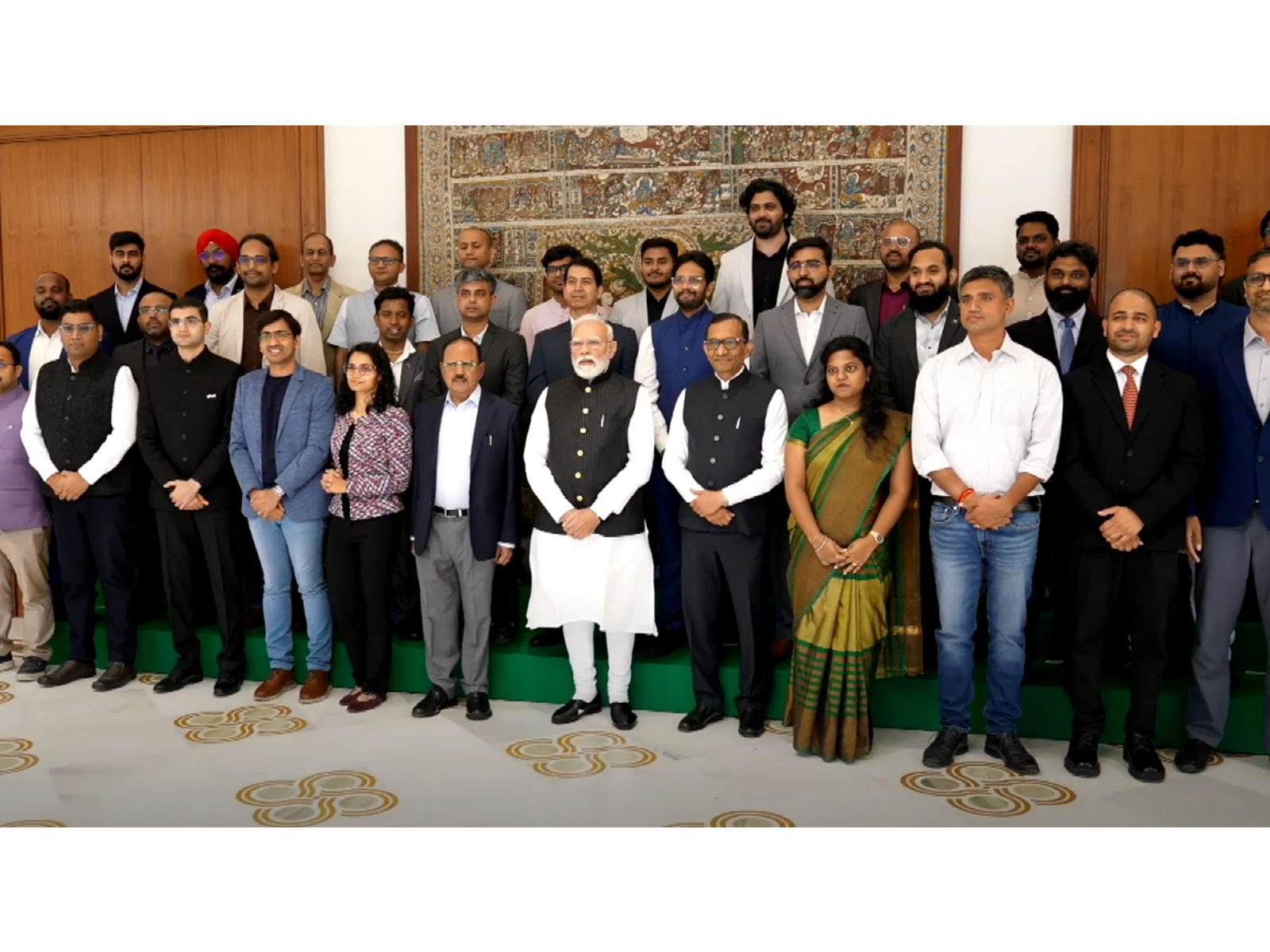 Prime Minister Narendra Modi with participants in the meeting (Photo/@PMO)