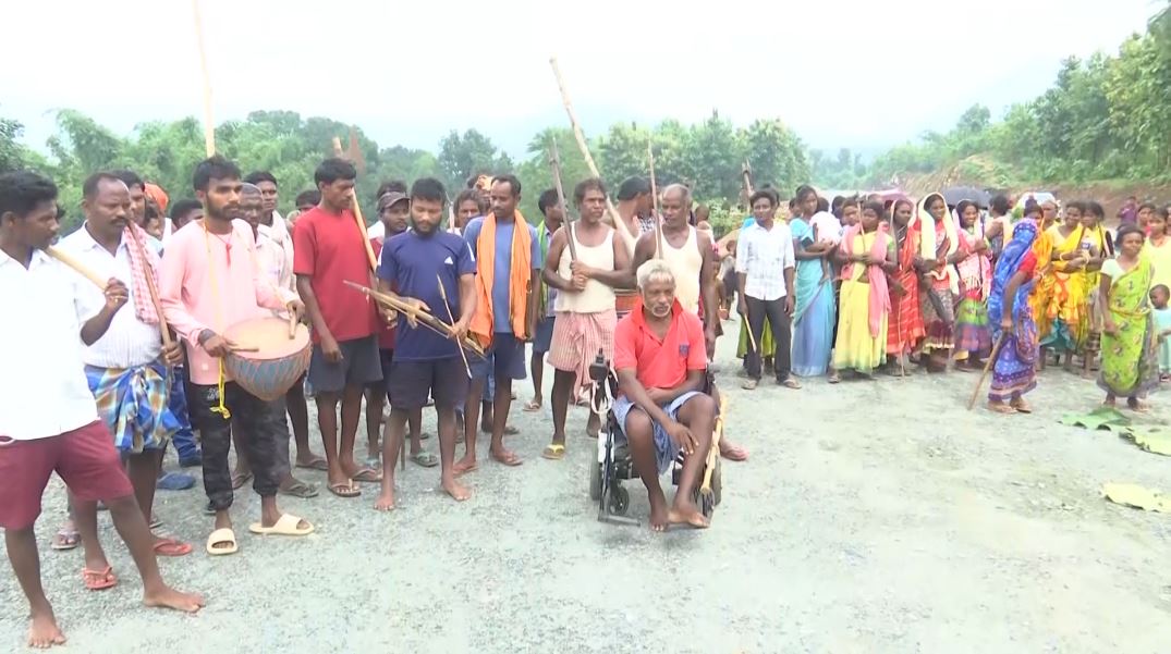 Villagers ready with lathis, vow to block Devendra Mahto's yatra (Photo\ANI)