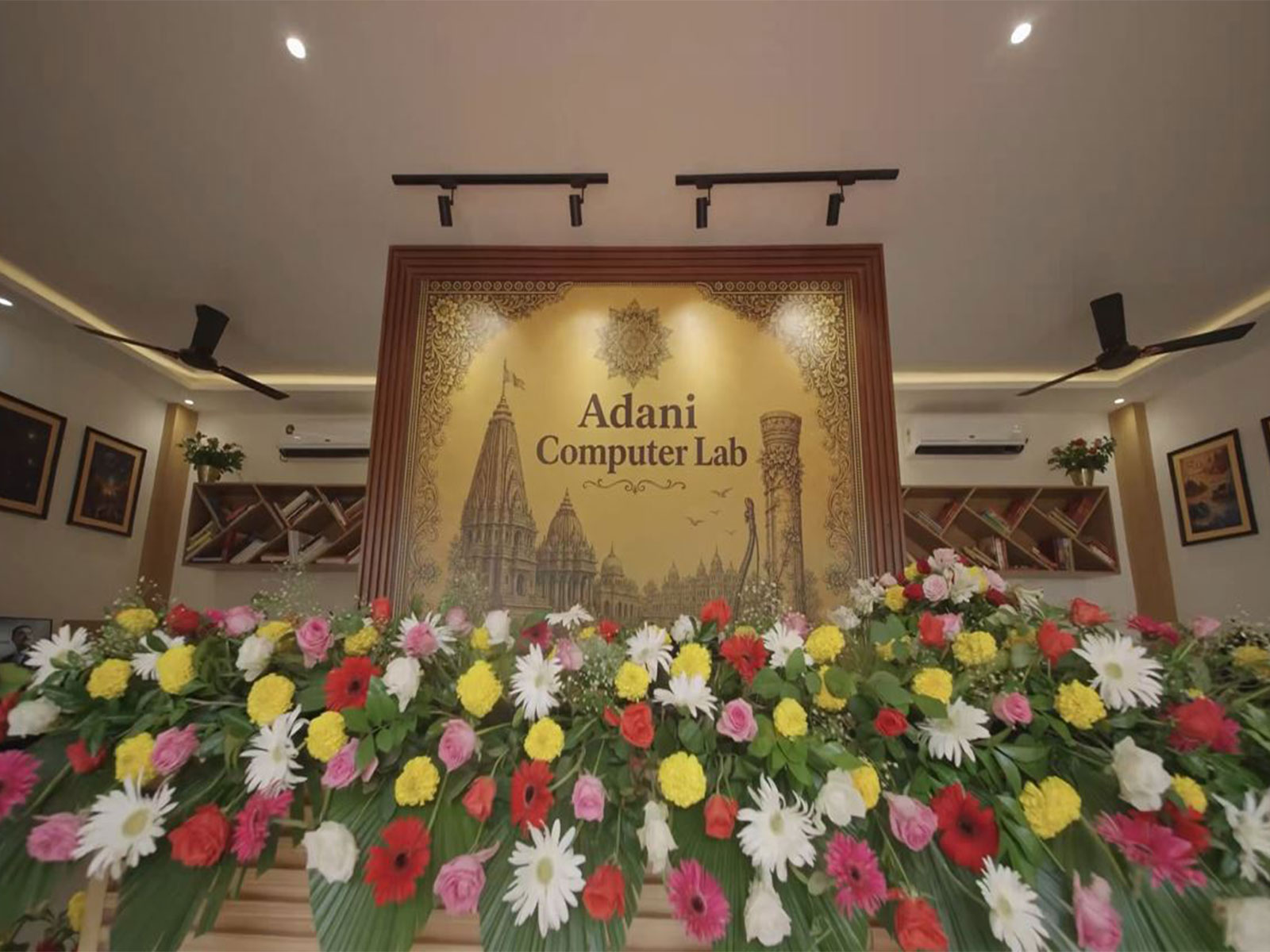 Computer lab in Shri Nishulk Gurukul Mahavidyalaya in Ayodhya (Photo/@gautam_adani)