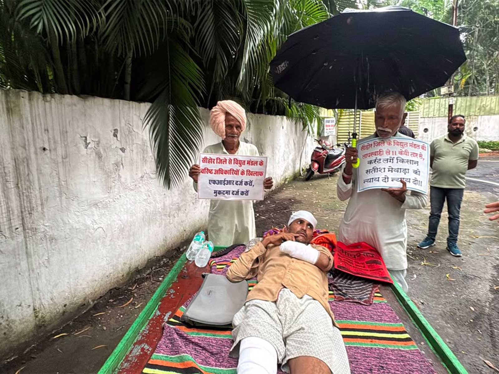 MP: Injured farmer reached Energy Minister's bungalow on Handkart (Photo/ANI)