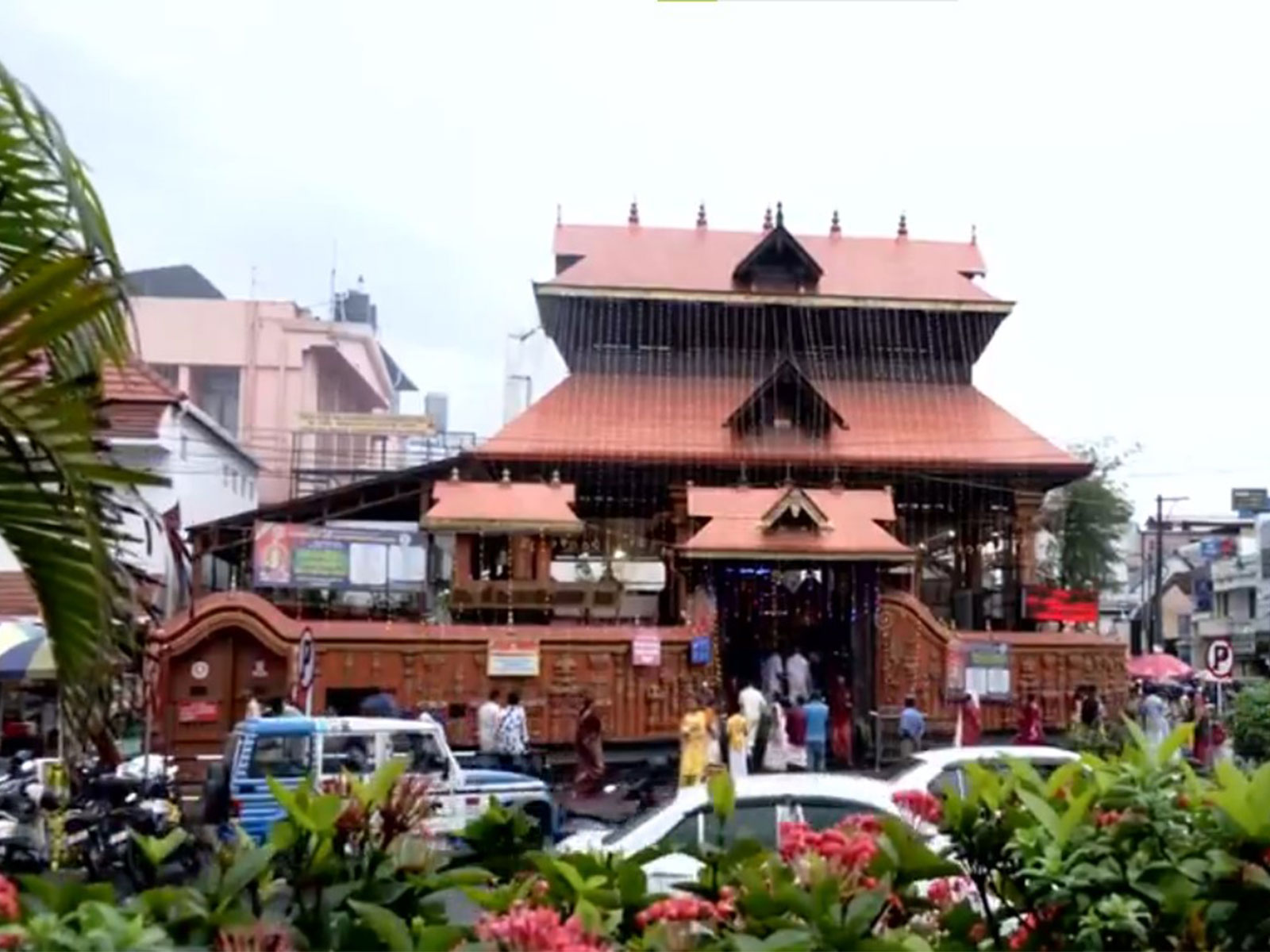 Heavy rush witnessed at Sree Padmanabhaswamy Temple on Thiruvonam (Photo:ANI) 