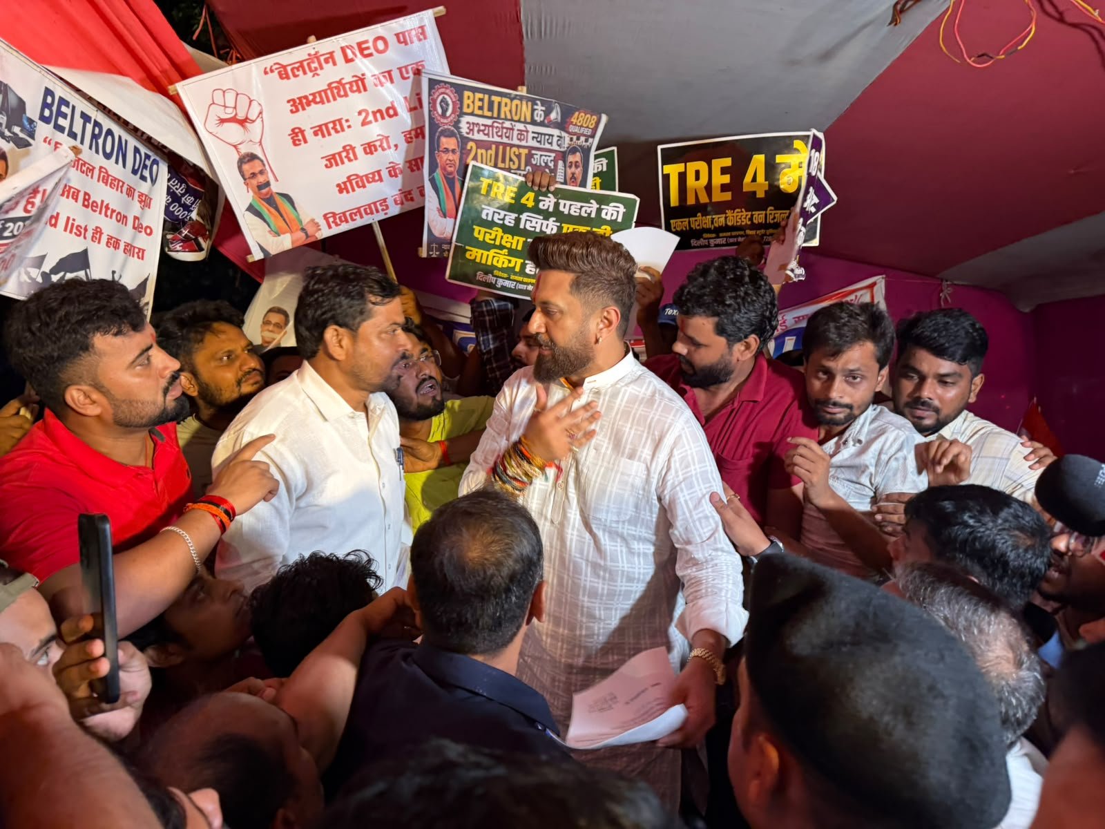 Union Minister Chirag Paswan meets protesters in Patna (Photo/@iChiragPaswan)