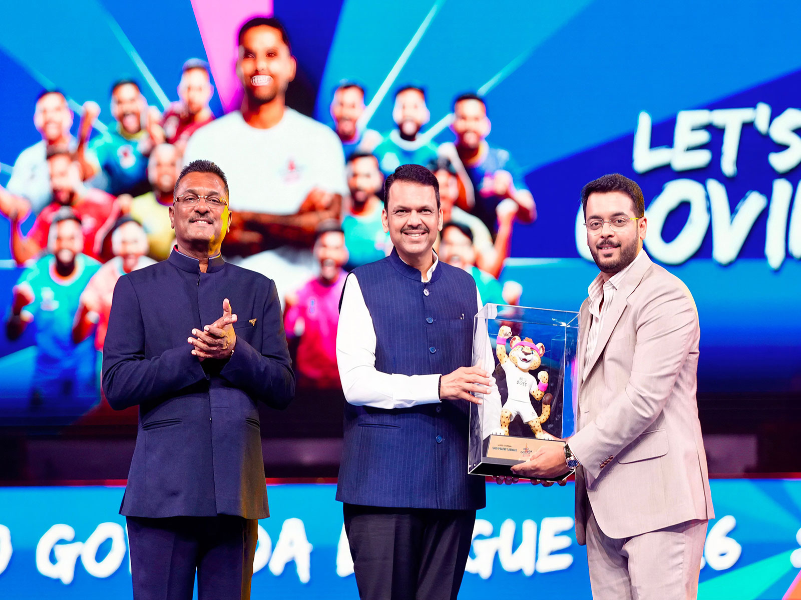 Maharashtra Chief Minister Devendra Fadnavis (middle) (Photo; X/@CMOMaharashtra)