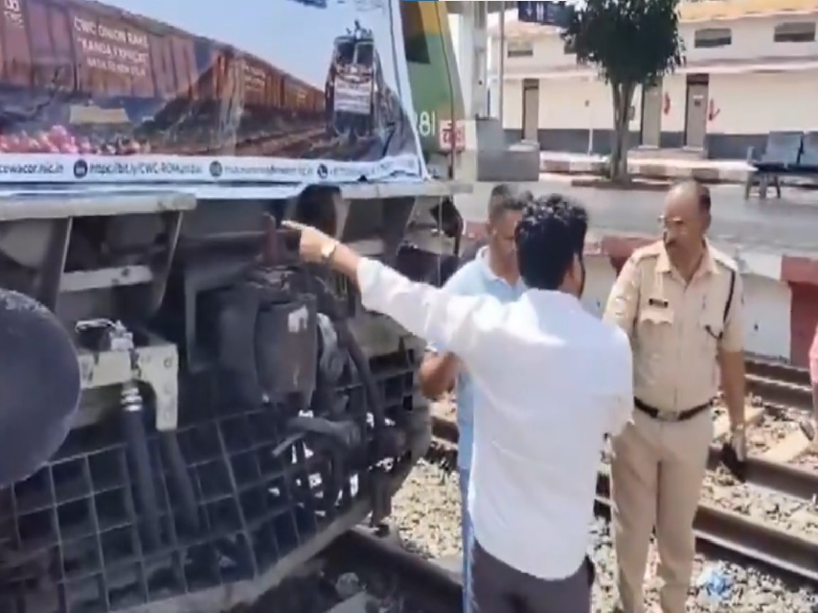 Farmers stopped 'Onion Express' heading to Delhi at Lasalgaon Station in Nashik (Photo/ANI)