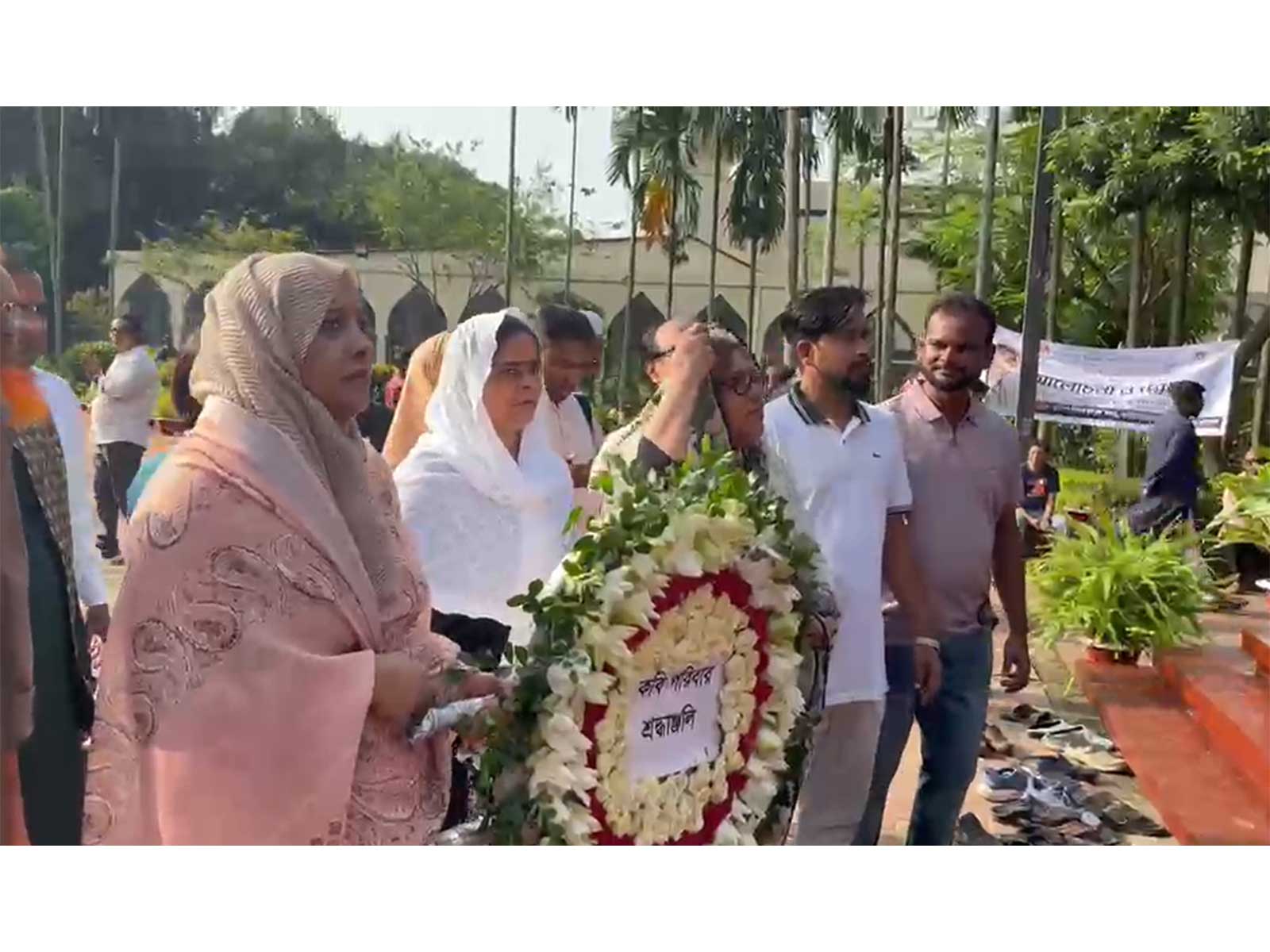 People pay their respects to poet Nazrul Islam (Photo/ANI)