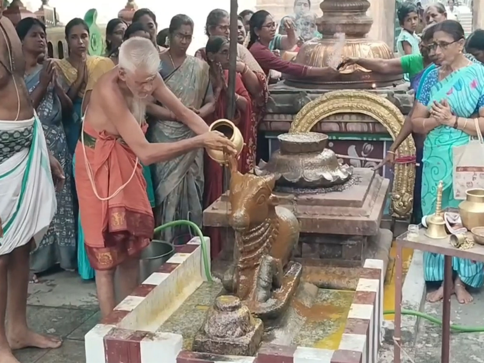 Devotees perform rituals during the Avani Avittam ceremony (Photo/ANI)