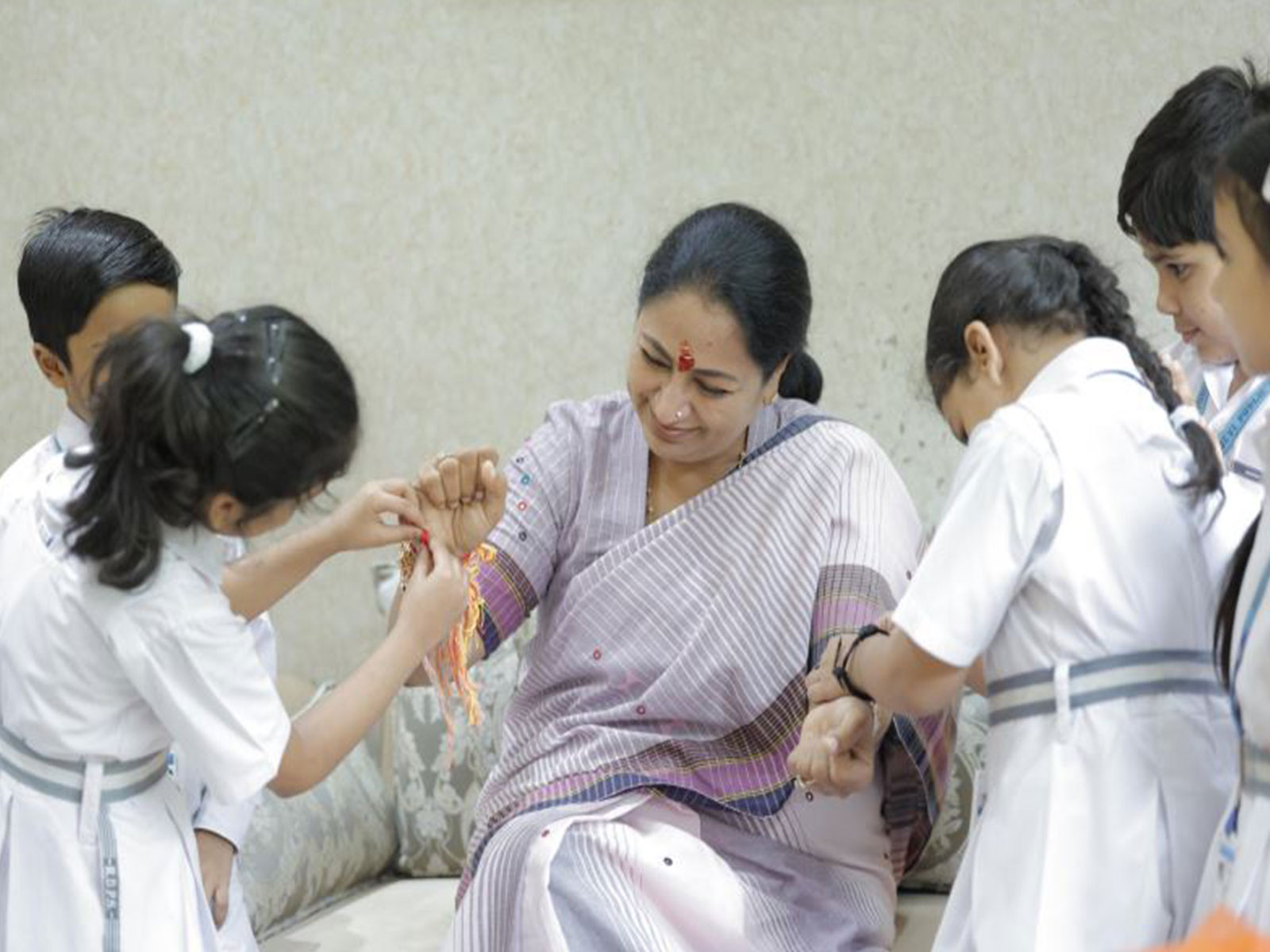 Delhi CM celebrating Raksha Bandhan with children (Photo:X/@gupta_rekha)